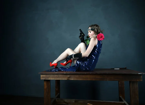 Gyönyörű Kék Estélyi Ruhában Fekete Kesztyűben Fekete Kalapban Fekszik Asztalon — Stock Fotó
