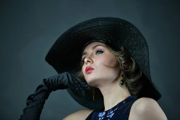 Schöne Frau Blauen Abendkleid Mit Schwarzen Handschuhen Und Schwarzem Hut — Stockfoto