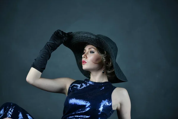 Mooie Vrouw Een Blauwe Avond Jurk Zwart Handschoenen Een Zwarte — Stockfoto