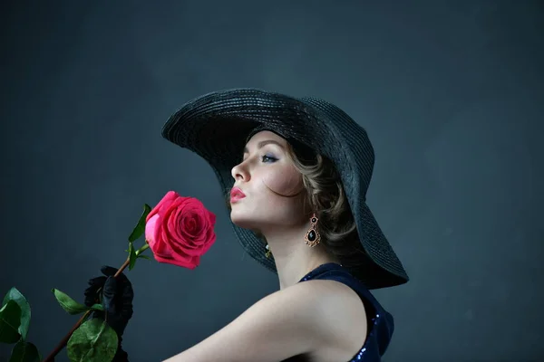 Piękna Kobieta Niebieskiej Sukni Wieczorowej Czarnych Rękawiczkach Czarnym Kapeluszu — Zdjęcie stockowe