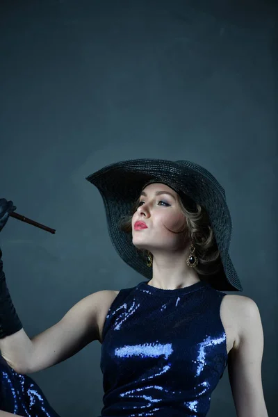 Piękna Kobieta Niebieskiej Sukni Wieczorowej Czarnymi Rękawiczkami Czarnym Kapeluszem Fajką — Zdjęcie stockowe