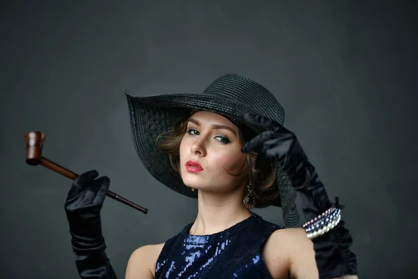 Hermosa Mujer Vestido Noche Azul Con Guantes Negros Sombrero Negro —  Fotos de Stock