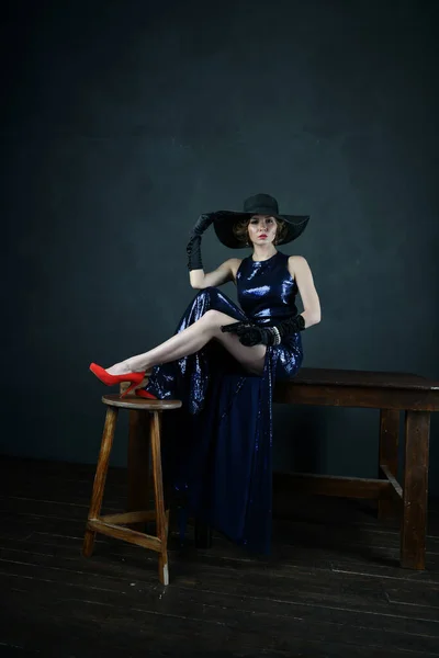 Beautiful Woman Blue Evening Dress Black Gloves Black Hat Gun — Stock Photo, Image