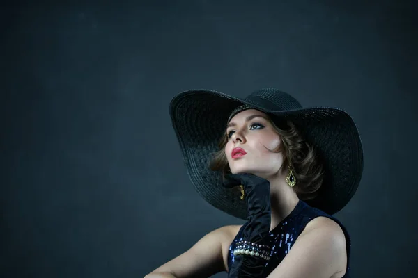 Hermosa Mujer Vestido Noche Azul Con Guantes Negros Sombrero Negro — Foto de Stock