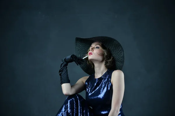 Hermosa Mujer Vestido Noche Azul Con Guantes Negros Sombrero Negro — Foto de Stock