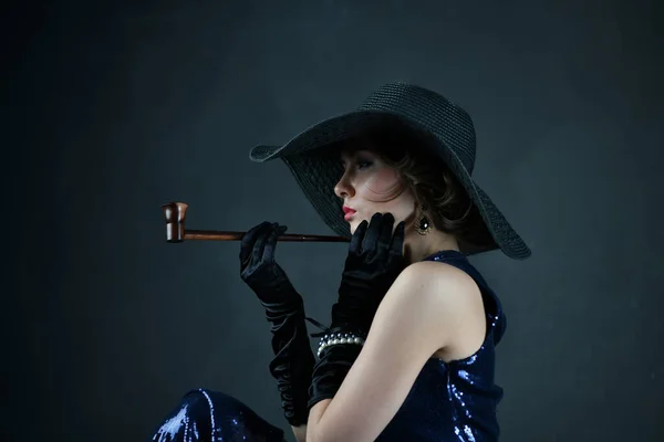 Piękna Kobieta Niebieskiej Sukni Wieczorowej Czarnymi Rękawiczkami Czarnym Kapeluszem Fajką — Zdjęcie stockowe