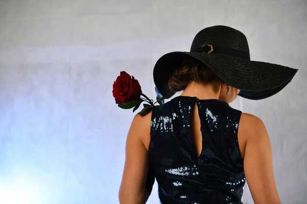 Hermosa Mujer Vestido Noche Azul Guantes Negros Sobre Fondo Gris — Foto de Stock