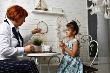 Büyükannenle oyna, rahatla ve ilginç bir çay iç.