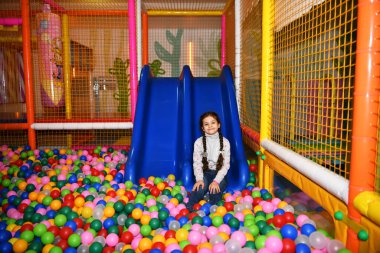 Güzel kız çocukların spor salonunda oynuyor.
