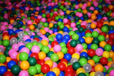 Güzel kız çocukların spor salonunda oynuyor.