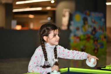 Güzel kız bir çocuk oyun alanında oynuyor.