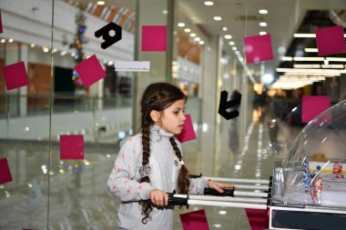 Güzel kız bir çocuk oyun alanında oynuyor.