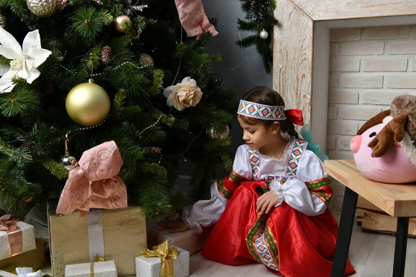 Όμορφο Κορίτσι Ένα Εθνικό Αρχαίο Κοστούμι Κοντά Στο Δέντρο Της — Φωτογραφία Αρχείου