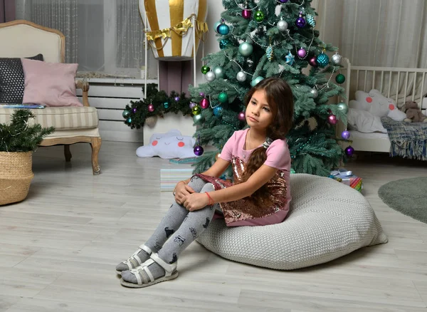 Красива Дівчина Іграшками Готує Кімнату Новий Рік — стокове фото