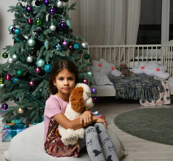 Красива Дівчина Іграшками Готує Кімнату Новий Рік — стокове фото