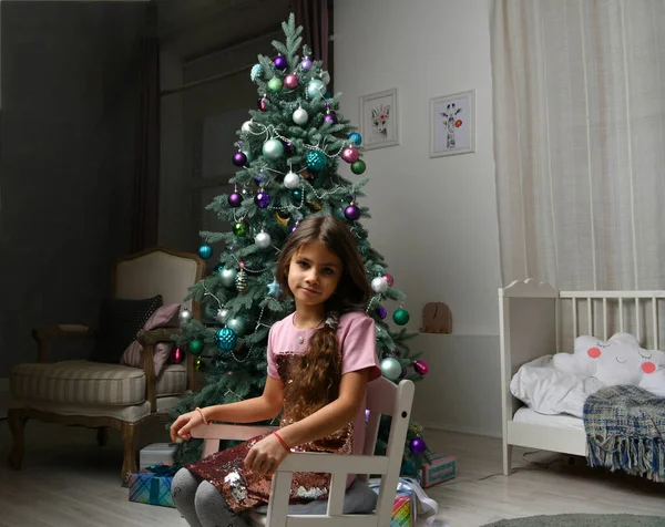 おもちゃを持つ美しい女の子は新年のための部屋を準備します — ストック写真