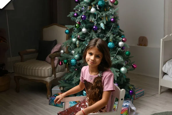 Belle Fille Avec Des Jouets Prépare Une Chambre Pour Nouvelle — Photo