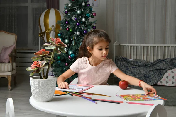 Красивая Девушка Пишет Письмо Санта Клаусу Новый Год — стоковое фото