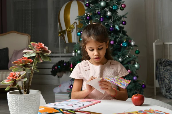 Menina Bonita Escreve Uma Carta Para Papai Noel Para Ano — Fotografia de Stock