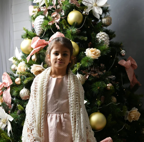 Krásná Dívka Sní Ohradě Santa Claus Nový Rok — Stock fotografie