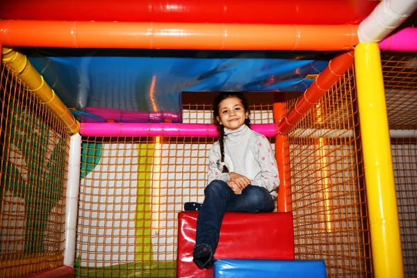 Mooi Meisje Speelt Kinderen Sport Speeltuin — Stockfoto