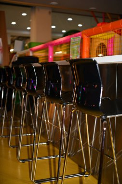 Çocuk odasında oyunlar için çeşitli eşyalar