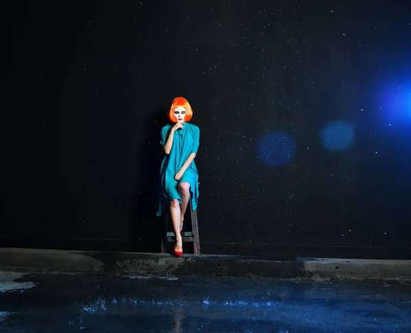 Álarcos Lány Vörös Hajjal Kék Tunikával — Stock Fotó