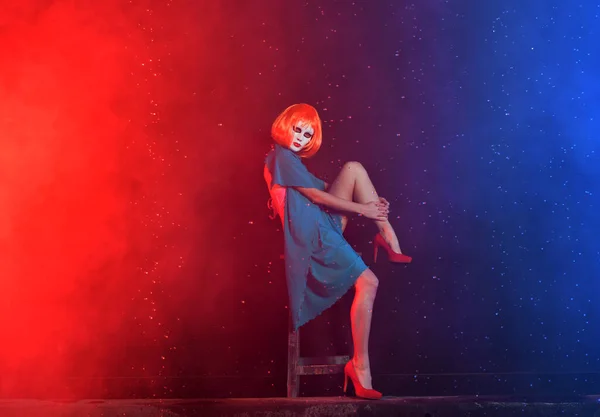 Chica Enmascarada Vestido Azul Con Pelo Rojo Sienta Una Silla —  Fotos de Stock