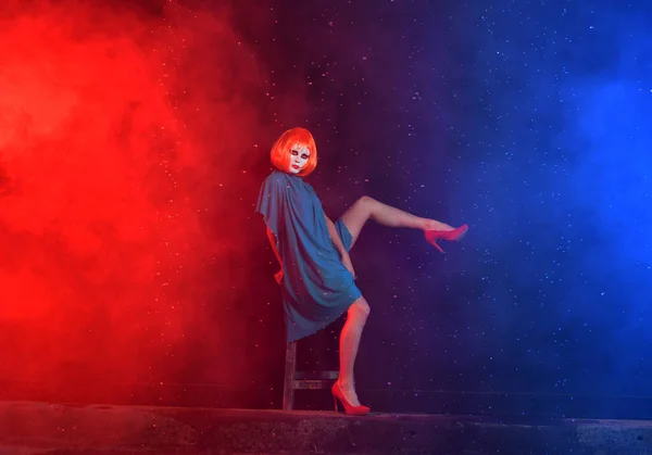 Chica Enmascarada Vestido Azul Con Pelo Rojo Sienta Una Silla —  Fotos de Stock