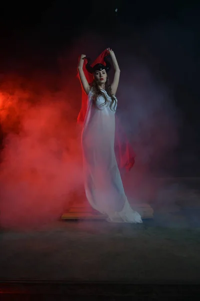 白いドレスを着た美しい女性煙の中の地球の女神雨の中のパレオと踊る — ストック写真