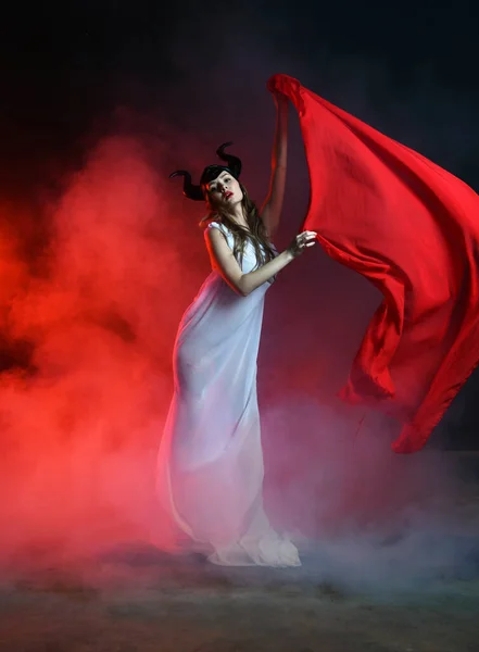 Gyönyörű Fehér Ruhában Föld Istennője Füstben Táncol Egy Pareóval Esőben — Stock Fotó