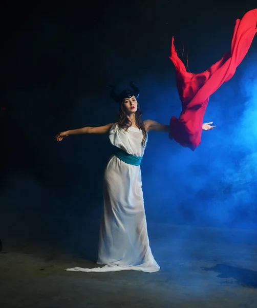 Hermosa Mujer Vestido Blanco Diosa Tierra Humo Baila Con Pareo — Foto de Stock