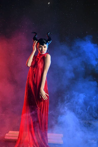 Красива Жінка Червоному Платті Богині Землі Диму Червоно Блакитному Тлі — стокове фото