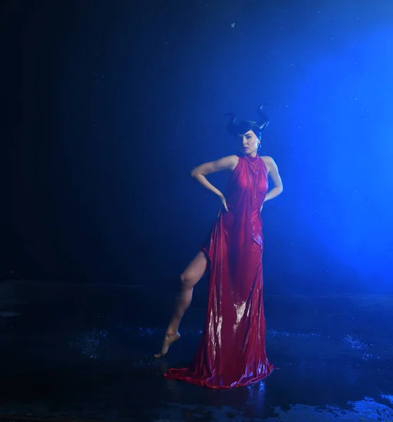 青い背景に地球の女神の赤いドレスを着た美しい女性 — ストック写真