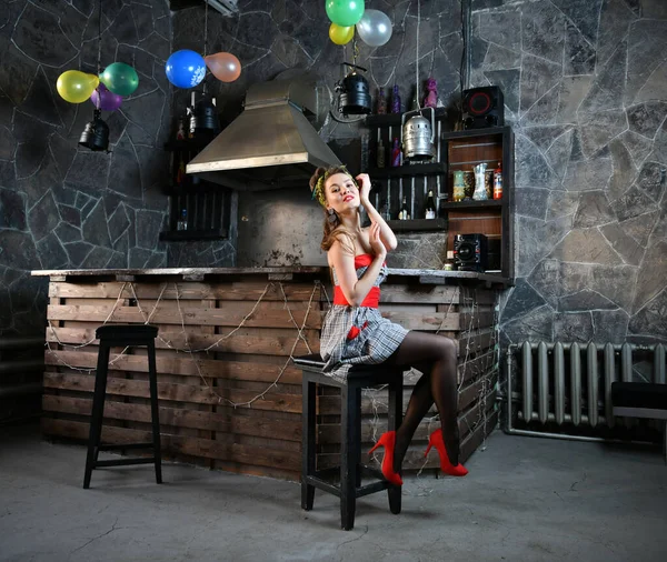Schöne Mädchen Einem Grauen Pin Kleid Posiert Der Küche — Stockfoto