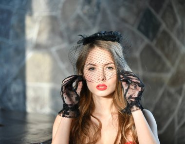 Güzel poster kızı şapkayla poz veriyor