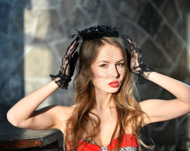 Güzel poster kızı şapkayla poz veriyor