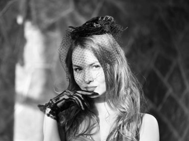 Güzel poster kızı şapkayla poz veriyor