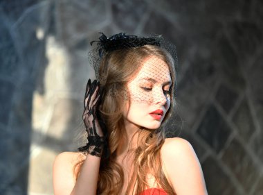 Güzel poster kızı şapkayla poz veriyor