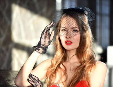 Güzel poster kızı şapkayla poz veriyor