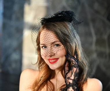 Güzel poster kızı şapkayla poz veriyor