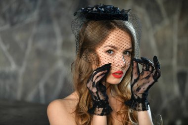 Güzel poster kızı şapkayla poz veriyor