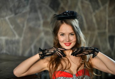 Güzel poster kızı şapkayla poz veriyor