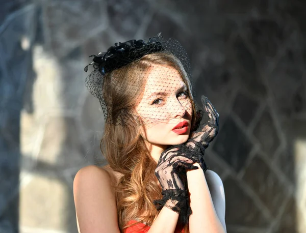 Hermosa Pin Chica Posando Sombrero — Foto de Stock