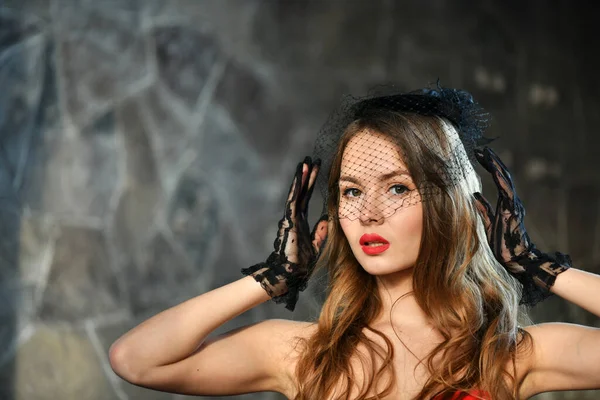 Güzel poster kızı şapkayla poz veriyor