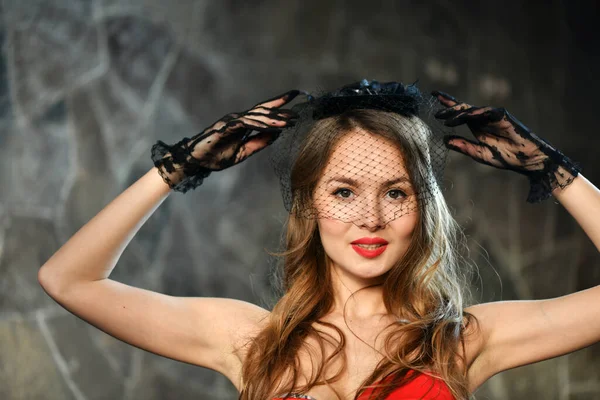 Güzel poster kızı şapkayla poz veriyor