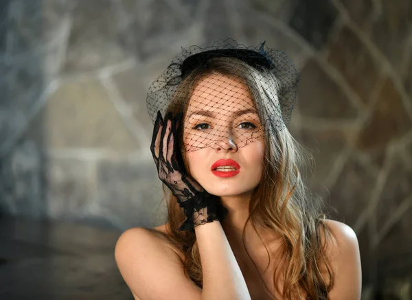 Schöne Pin Mädchen Posiert Mit Einem Hut — Stockfoto