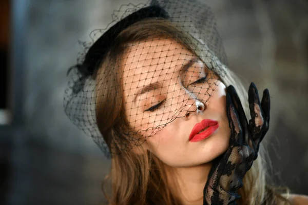 Schöne Pin Mädchen Posiert Mit Einem Hut — Stockfoto