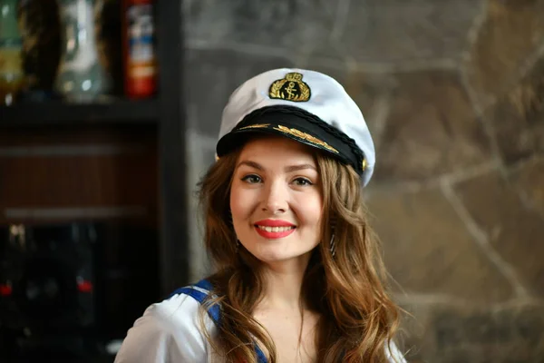 Hermosa Chica Uniforme Marino Una Gorra Capitán Barco — Foto de Stock