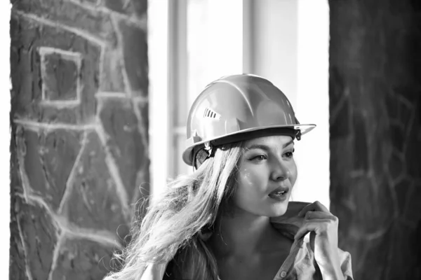 Hermosa Chica Uniforme Trabajo Casco Naranja Protector — Foto de Stock